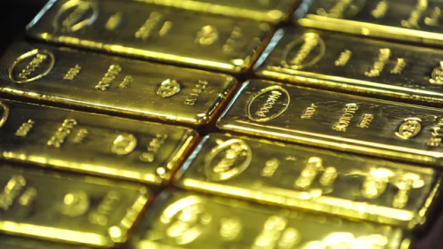 Золото выросло в ПНД на тарифной неопределенности Трампа