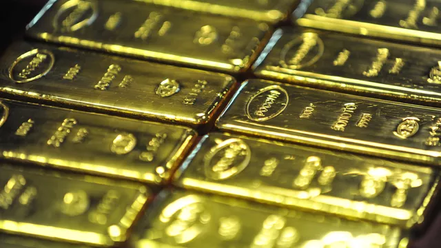 Золото выросло в ПНД на тарифной неопределенности Трампа