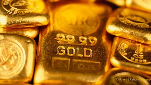 Золото снизилось в ЧТВ на росте доллара и доходности госбондов США