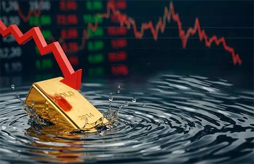 Золото снижается на фоне волатильности на нефтяном рынке и изменений в политике ФРС